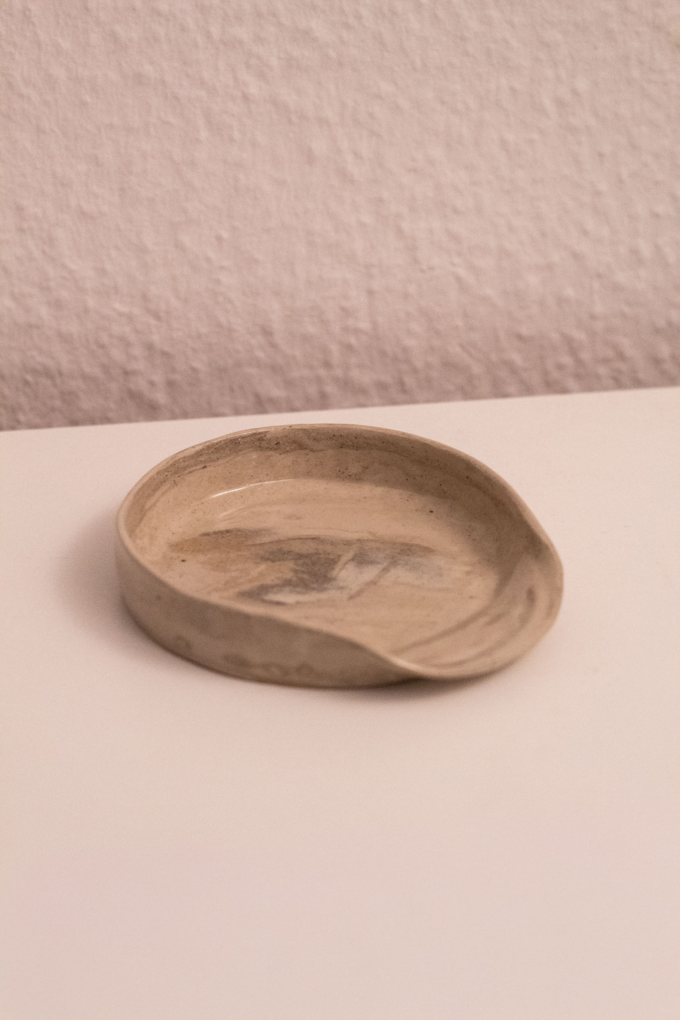 Grydeskeholder - marmoreret blank